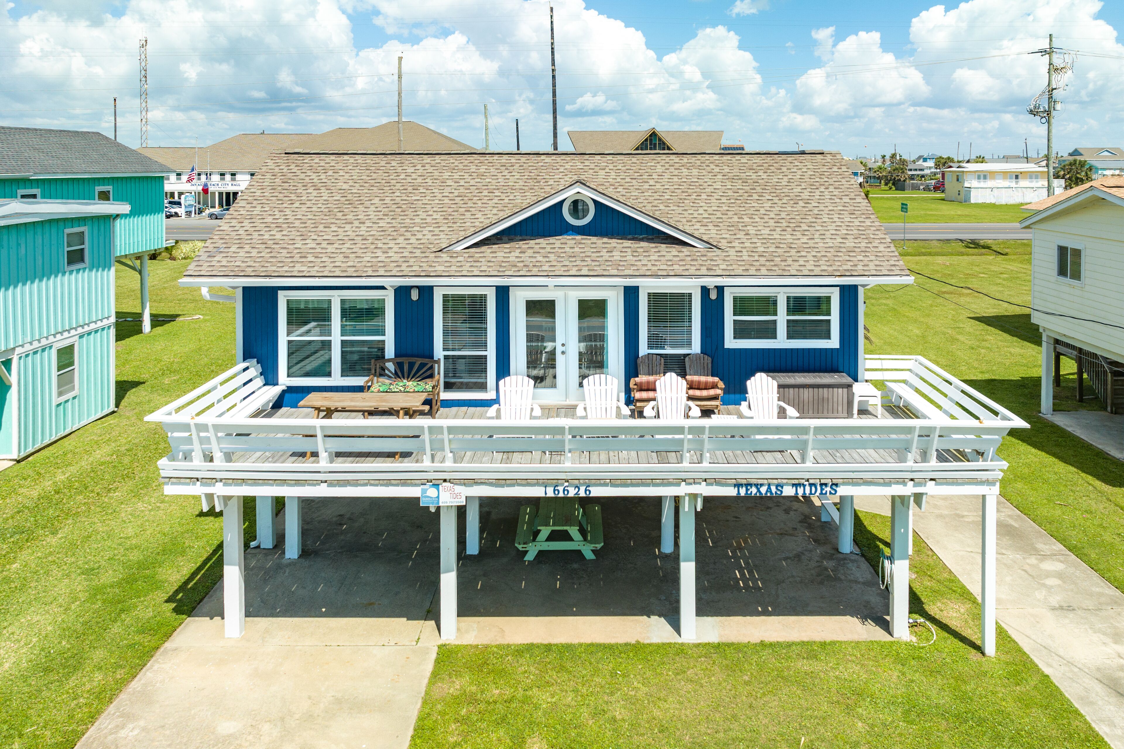 2nd Row Gulf View Home w/ Wood Floors, Comfortable Furnishings - Dogs Welcome!