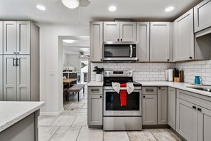 Fridge, microwave, oven, stovetop - Downtown Dunedin With Privacy Yet Close To It All (Dunedin)