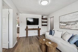 Smart TV - Downtown Dunedin With Privacy Yet Close To It All (Dunedin)