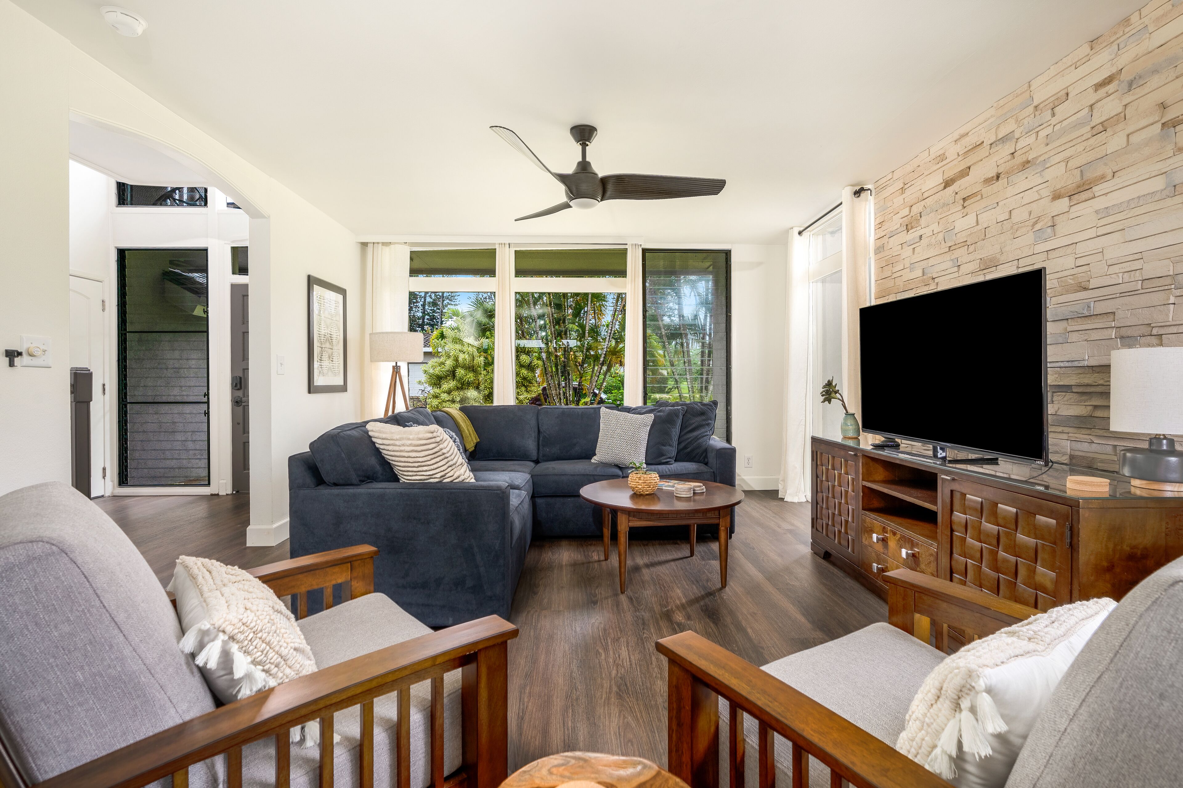 Breezy + Spacious 3/2 Home with Bali Hai View + Hot Tub