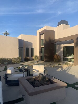 Utendørsbasseng og et oppvarmet basseng