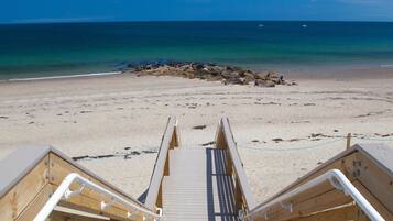 Playa en los alrededores y camastros
