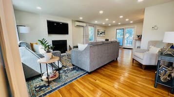 Smart TV, chimenea y oficina