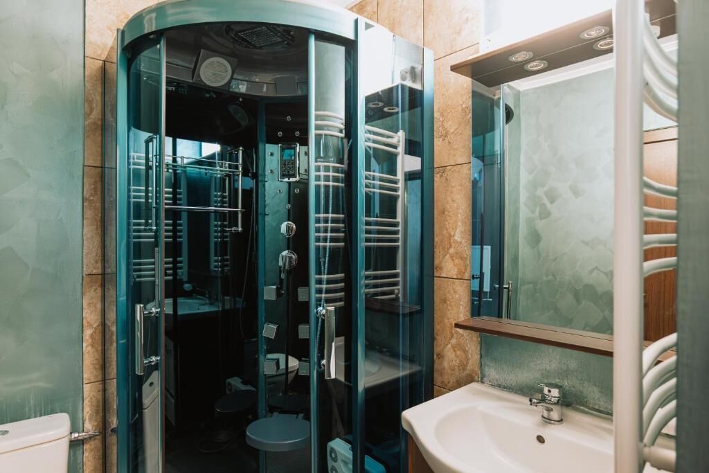 Habitación doble superior, vistas a la montaña | Baño | Ducha, secador de pelo, toallas y jabón