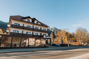 Exterior - Suru Hotel & Restaurant (Busteni)