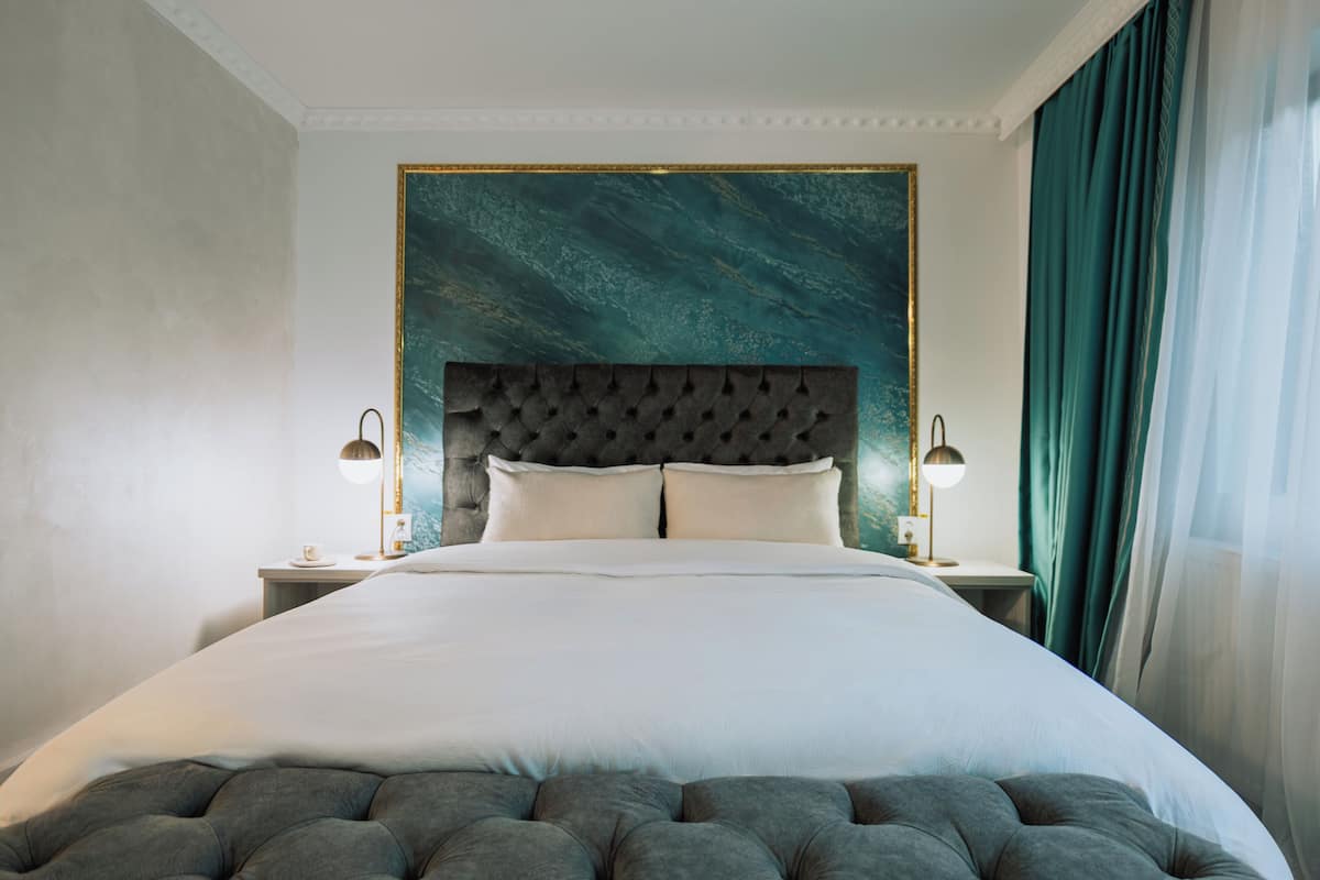 واي فاي مجانًا وملاءات أسرّة