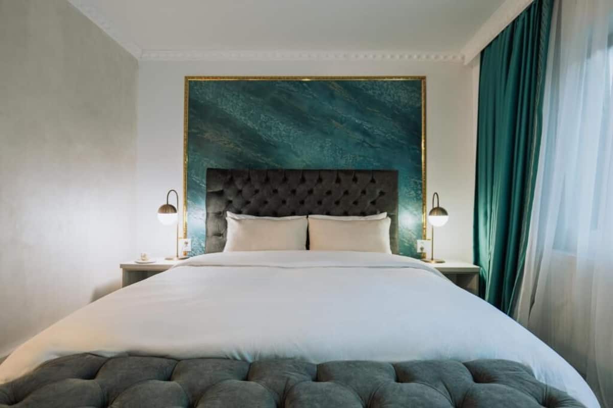 واي فاي مجانًا وملاءات أسرّة