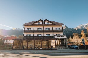 Exterior - Suru Hotel & Restaurant (Busteni)