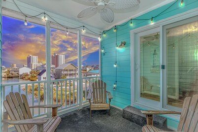 Cozy, family friendly, 2BR/2BA in Cherry Grove steps to the beach. 