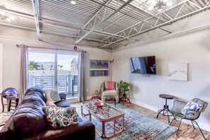 2 bedrooms, free WiFi - Ocean Jewel 3- Modern Cozy Loft Close to Beach and Shops (Fort Myers Beach)
