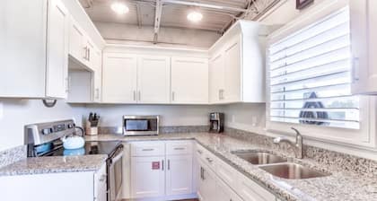Ocean Jewel 3- Modern Cozy Loft Close to Beach and Shops