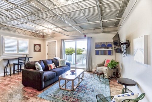 Ocean Jewel 3- Modern Cozy Loft Close to Beach and Shops