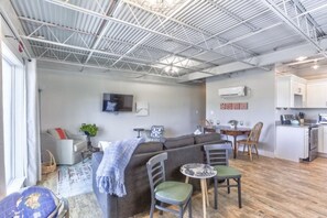 2 bedrooms, free WiFi - Ocean Jewel 3- Modern Cozy Loft Close to Beach and Shops (Fort Myers Beach)