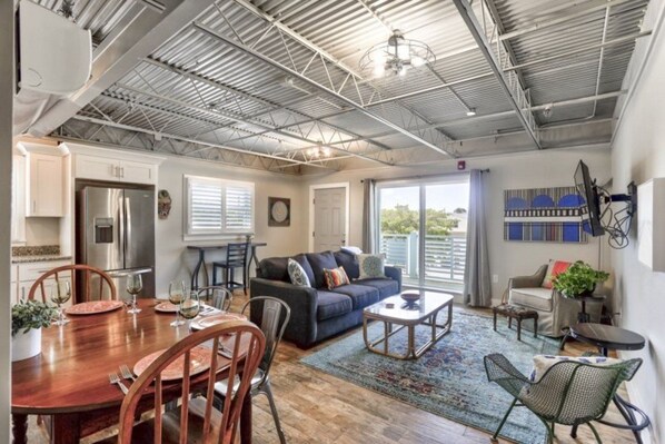 2 bedrooms, free WiFi - Ocean Jewel 3- Modern Cozy Loft Close to Beach and Shops (Fort Myers Beach)