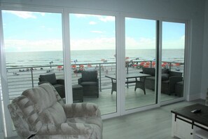 Room - Sand Dollar View - Spectacular Beachfront View From This 5 Bedroom (Fort Myers Beach)
