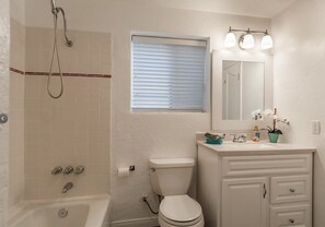 Kombination af bruser/badekar, håndklæder