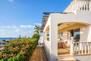 Outdoor dining - Villa Ceres (Chlorakas)