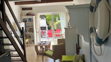 TV, DVD player, books, stereo