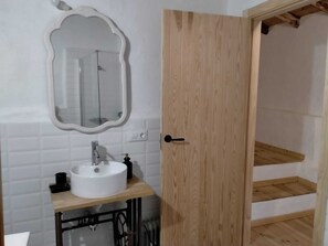 Dusche, Haartrockner, Handtücher, Toilettenpapier