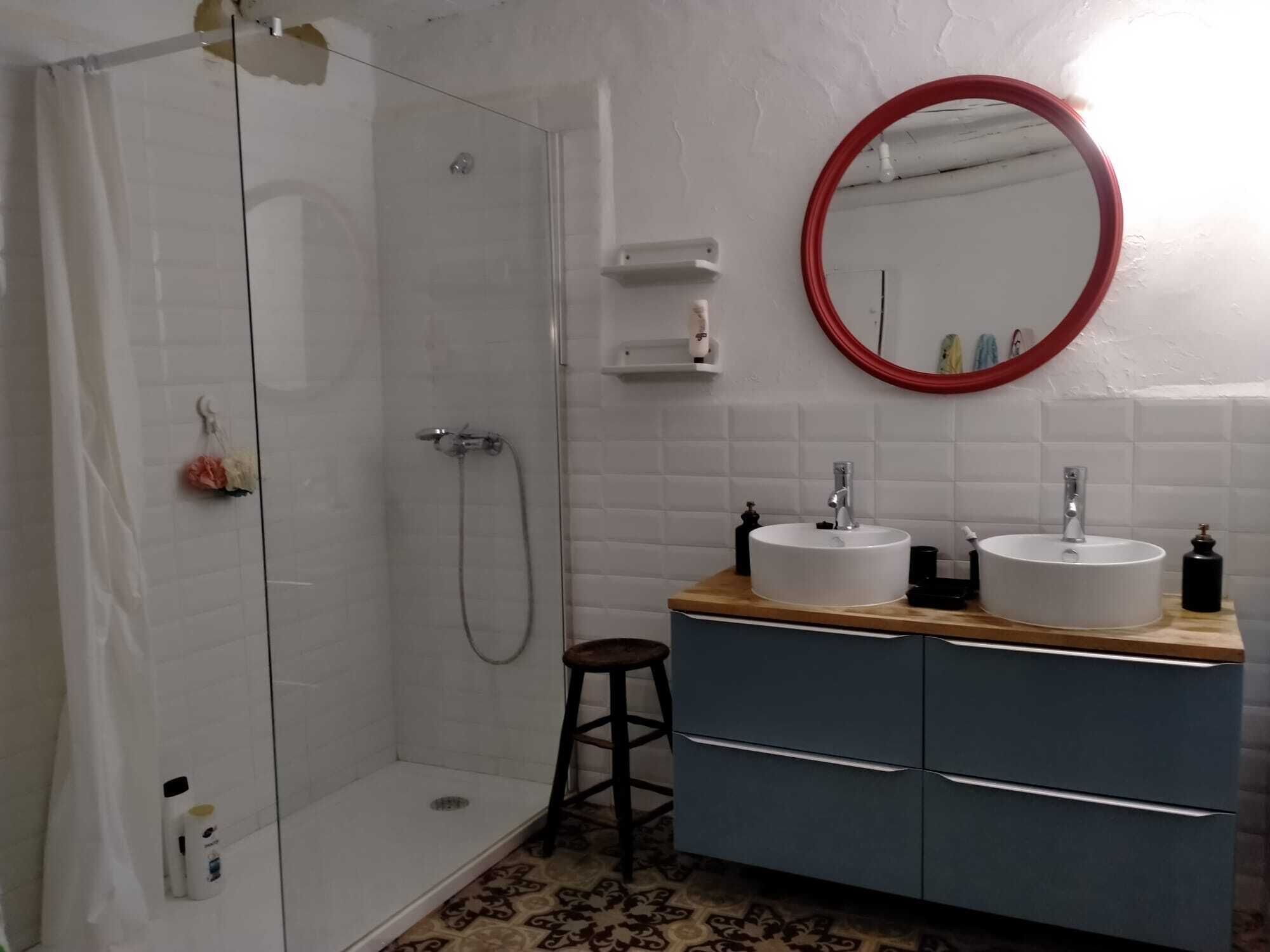 Douche, sèche-cheveux, serviettes fournies, papier toilette