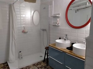 Douche, séchoir à cheveux, serviettes fournies, papier de toilette