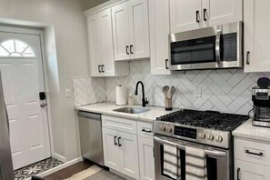 Een koelkast, een microgolfoven, een oven, een kookplaat