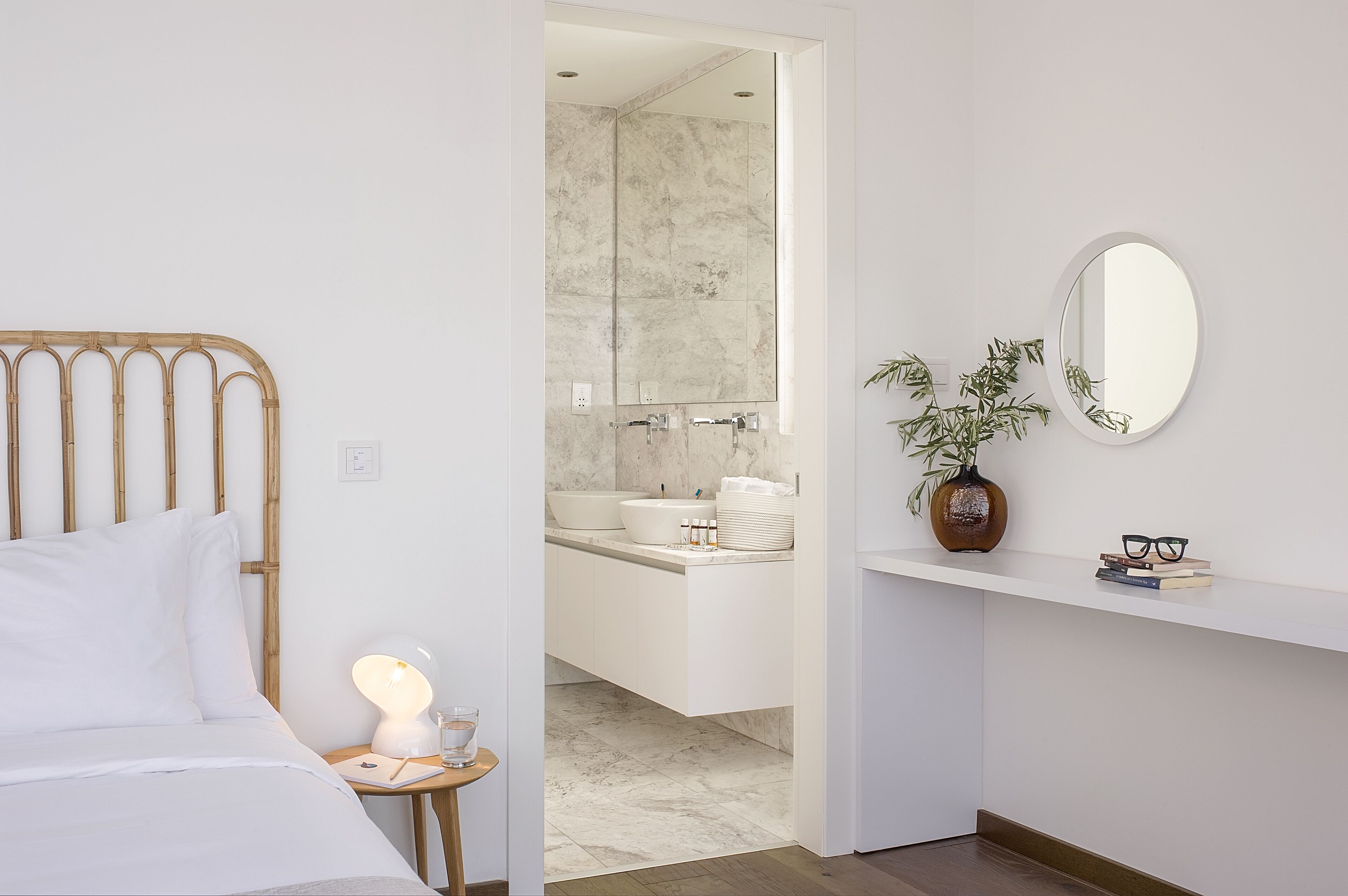 6 Schlafzimmer, Zimmersafe, Schreibtisch, Bügeleisen/Bügelbrett