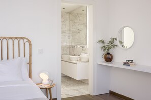 6 室のベッドルーム、セーフティボックス (室内)、デスク、アイロン / アイロン台