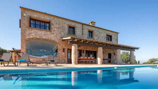 A two-story stone building with a pool in front. - Esturonet, Finca 5EstrellasHome Mallorca (Manacor)