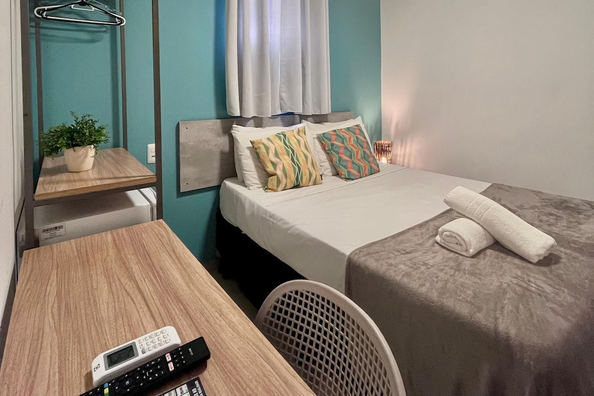 Economy Double Room | Desk, laptop workspace, bed sheets