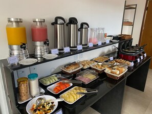 A buffet with various food items and beverages, including fruits, pastries, and hot beverages. - Pousada Mirante dos Corais (Ipojuca)