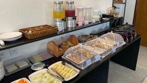 A buffet with various food items, including fruits, pastries, and beverages. - Pousada Mirante dos Corais (Ipojuca)