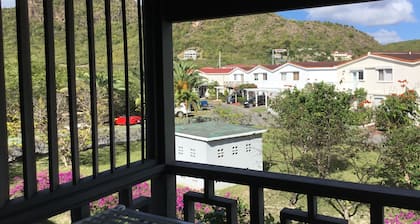 Waterfront Villa 5 min to beaches