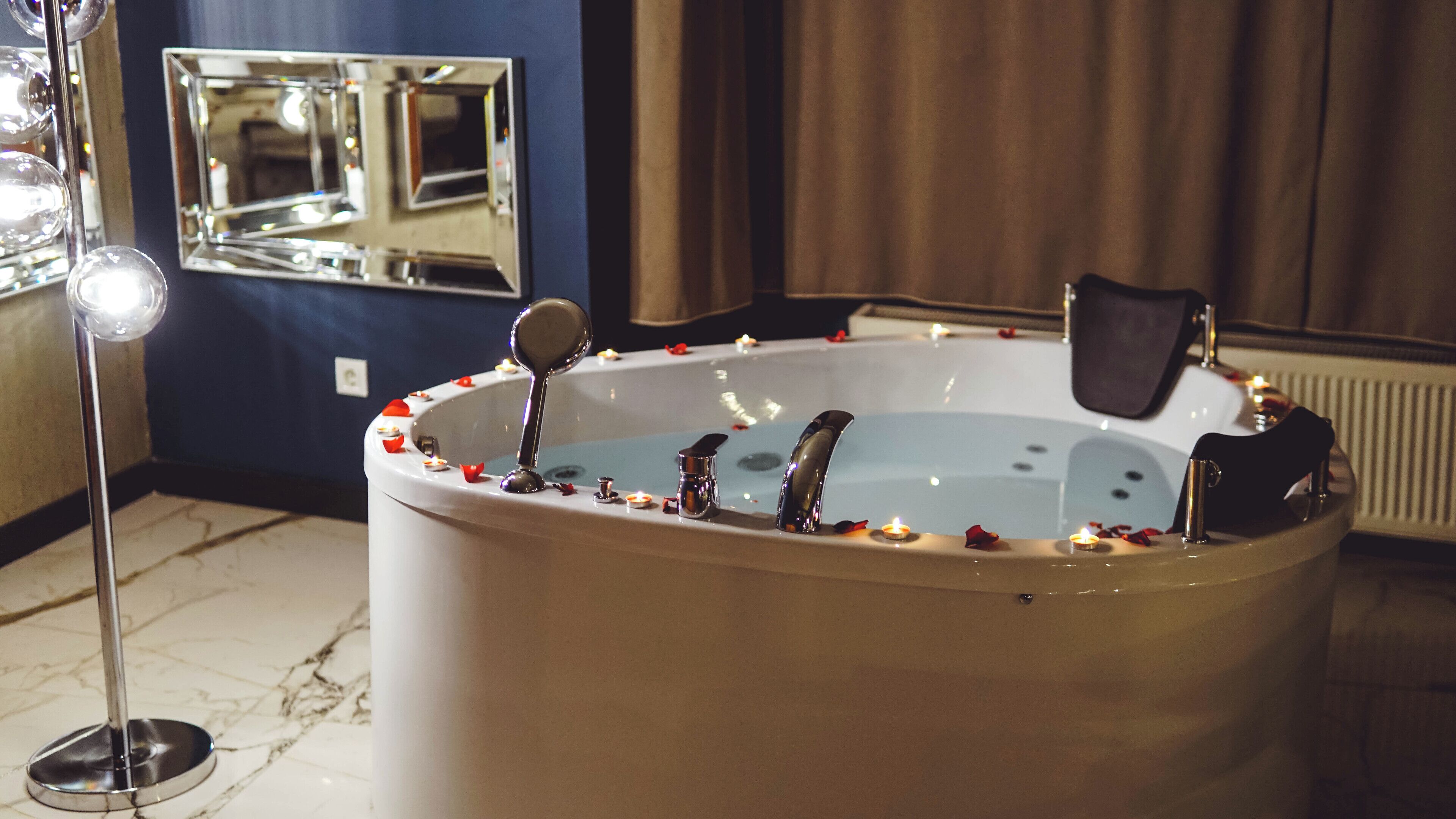 Suite with Jacuzzi | Bettwäsche aus ägyptischer Baumwolle, hochwertige Bettwaren