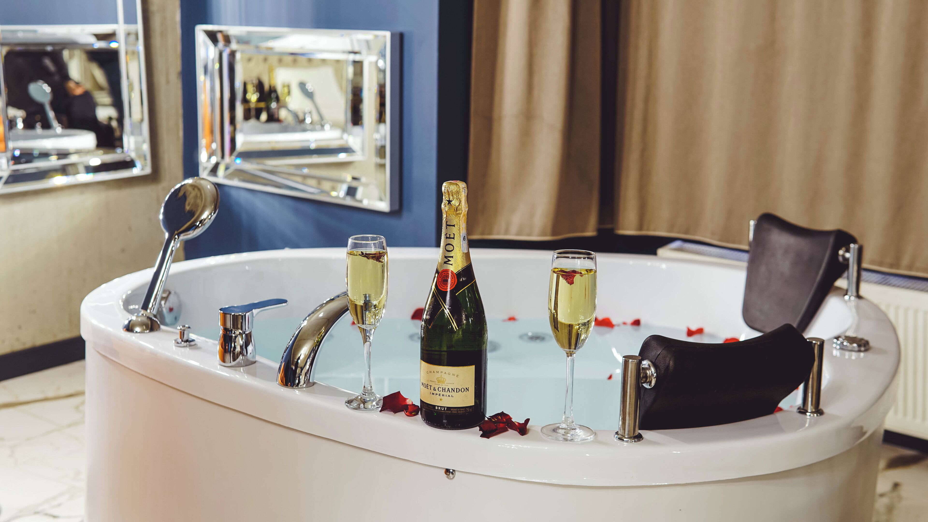 Suite with Jacuzzi | Bettwäsche aus ägyptischer Baumwolle, hochwertige Bettwaren