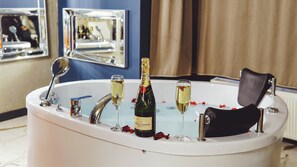 Suite with Jacuzzi | Bettwäsche aus ägyptischer Baumwolle, hochwertige Bettwaren