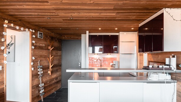 A modern kitchen with wooden walls, a central island, and a built-in oven. - Immodreams - Le Lodge - Avoriaz (Avoriaz)
