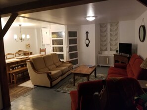 Smart TV, fireplace, books - Charming and Spacious Traditional Village House (Lonlay-l'Abbaye)