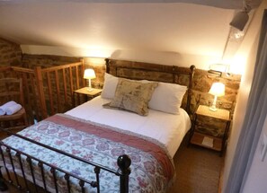 4 bedrooms, desk, iron/ironing board, travel crib - Charming and Spacious Traditional Village House (Lonlay-l'Abbaye)