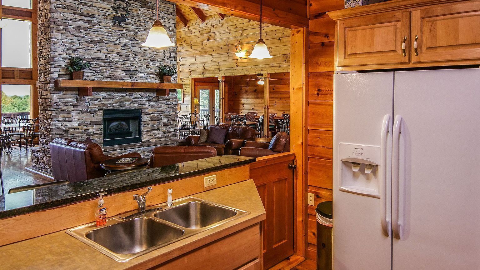 Full-size fridge, microwave, oven, stovetop