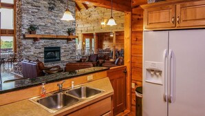 Coffee/tea maker, full-size fridge, microwave, oven - Grandview Experience Lodge (Spencer)