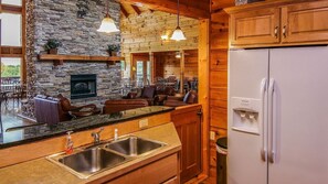 Full-sized fridge, microwave, oven, stovetop - Grandview Experience Lodge (Spencer)