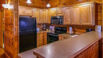 Full-size fridge, microwave, oven, stovetop