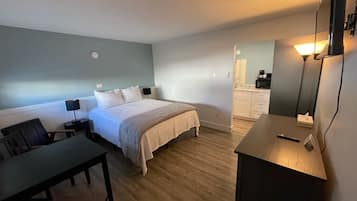 Quarto solteiro básico, 1 cama Queen | Ferros/tábuas de passar roupa, Wi-Fi de cortesia, roupa de cama