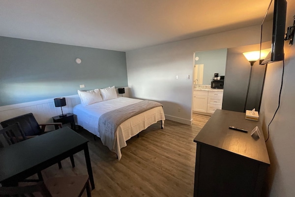 Chambre Simple, 1 grand lit | Fer et planche à repasser, Wi-Fi gratuit, draps fournis