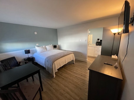Tabla de planchar con plancha, wifi gratis y ropa de cama
