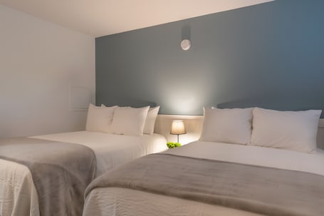 Tabla de planchar con plancha, wifi gratis y ropa de cama