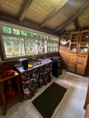 Chalé básico, vista para o pátio | Cozinha privada
