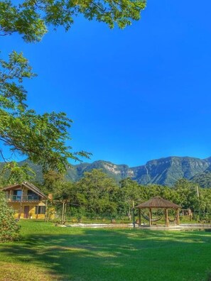 Alpehytte – deluxe, terrasse, hageutsikt | Fjellutsikt