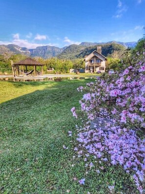 Chalé básico, vista para o pátio | Terraço/pátio